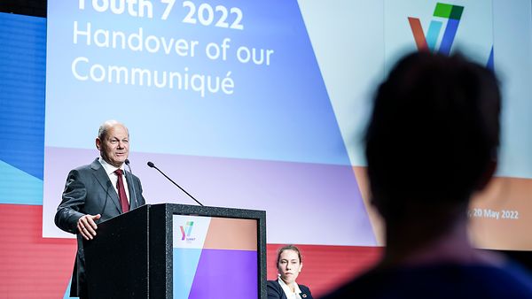 Bundeskanzler Olaf Scholz bei einer Rede anlässlich des "Youth7-Summit"