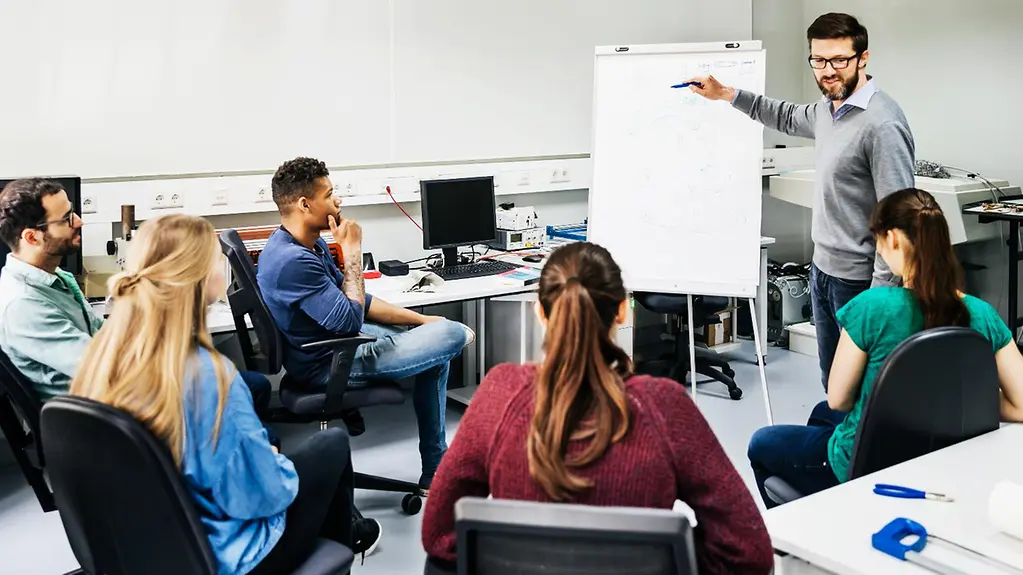 Dozent und Studenten während eines Seminars an der Universität.