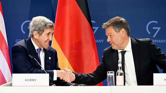 Robert Habeck und John Kerry nach der Unterzeichnung der Absichtserklärung über die Begründung einer deutsch-amerikanischen Klima- und Energiepartnerschaft