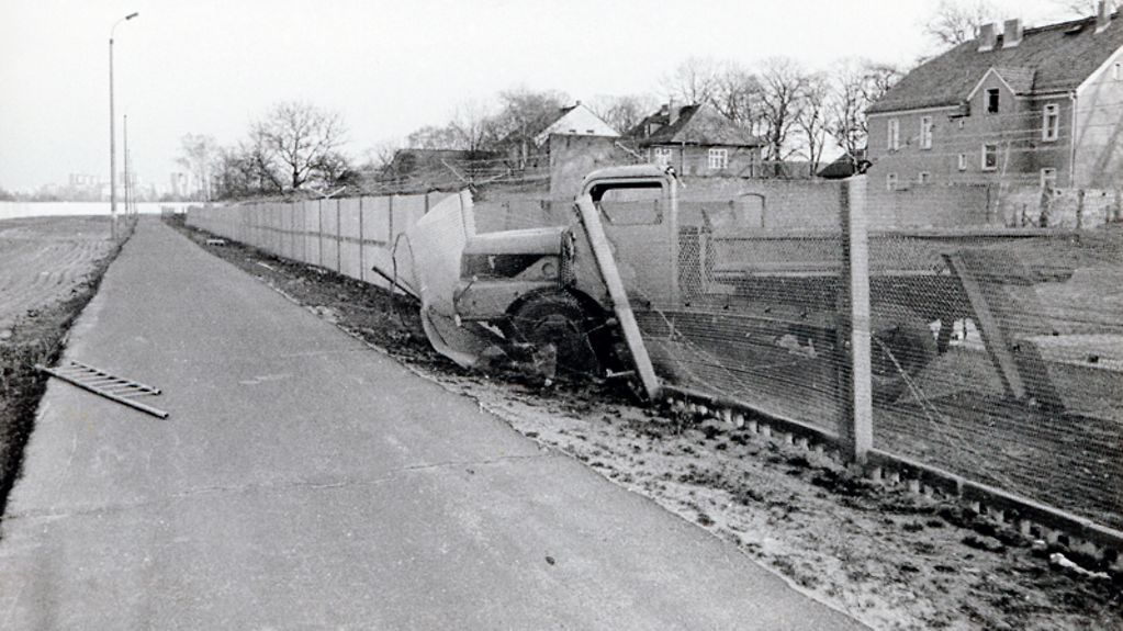 Mit dem LKW im zweiten Grenzsperrzaun steckengeblieben, die Leiter zurückgelassen: Gescheiterte Flucht dreier junger Männer mit einem LKW in Staaken, 10. März 1989