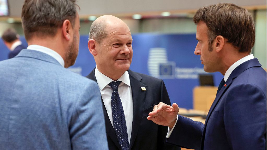 Bundeskanzler Olaf Scholz mit Frankreichs Präsident Emmanuel Macron (rechts) und dem luxemburgischen Premierminister Xavier Bettel (links) beim Europäischen Rat in Brüssel.