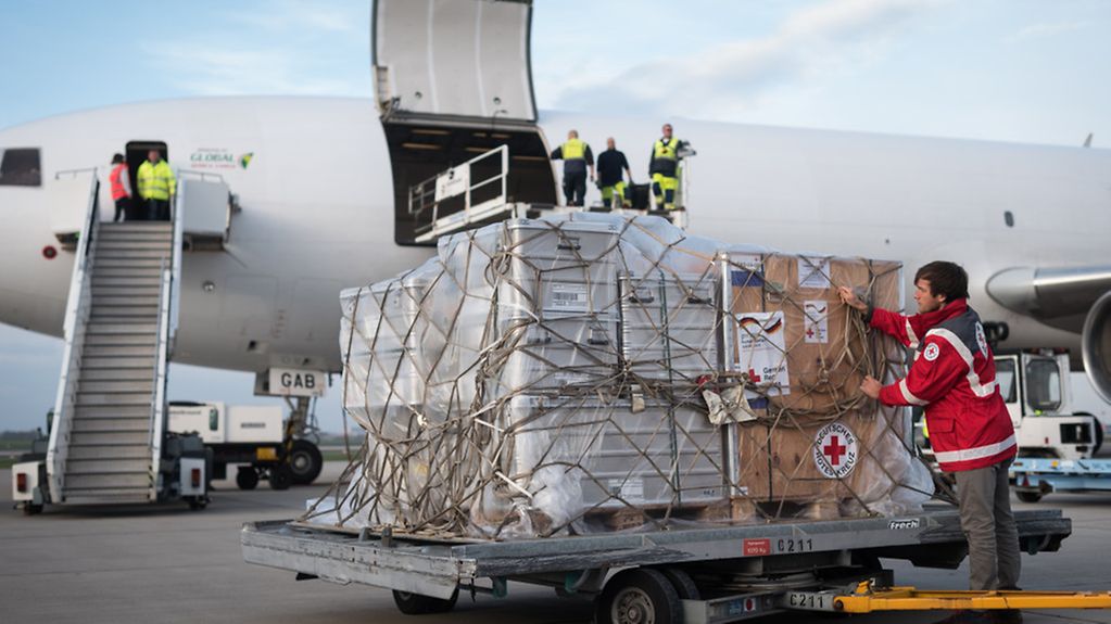 Décollage d'un avion d'aide humanitaire de la Croix-Rouge allemande à destination de la Sierra Leone
