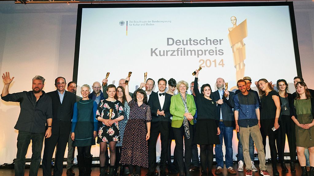 Gewinner des Deutschen Kurzfilmpreises 2014, mit Kulturstaatsministerin Grütters