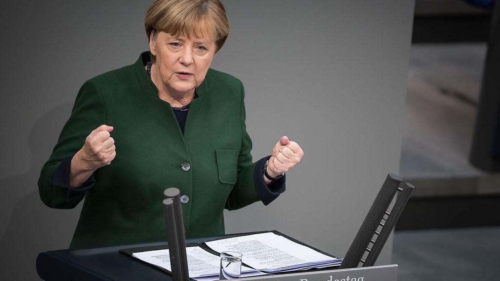 Bundeskanzlerin Angela Merkel spricht im Bundestag in der Generaldebatte zum Bundeshaushalt 2017.