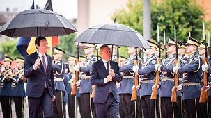 Bundeskanzler Olaf Scholz und Albin Kurti, Ministerpräsident des Kosovo, beim Empfang mit militärischen Ehren.