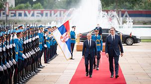 Bundeskanzler Olaf Scholz und Aleksandar Vucic, Serbiens Präsident, bei der Begrüßung mit militärischen Ehren.