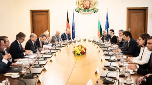 Le chancelier fédéral Olaf Scholz en discussion avec le premier ministre bulgare Kiril Petkov