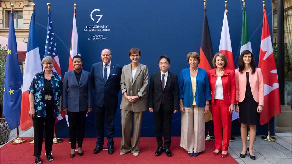 Foto zeigt die Wissenschaftsministerinnen- und minister der G7-Staaten