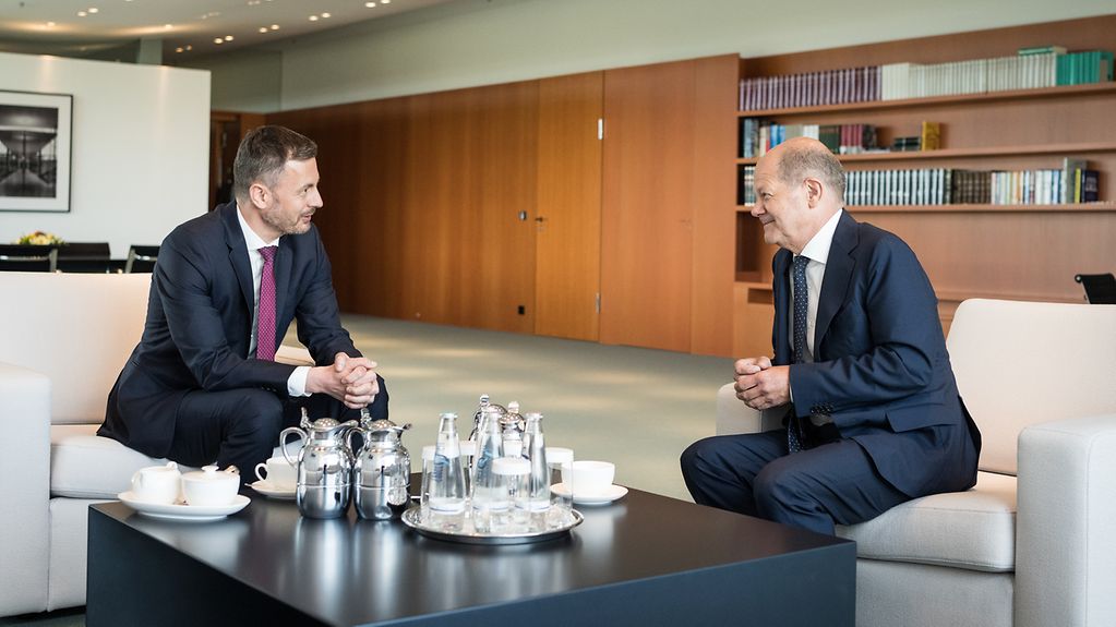 Bundeskanzler Olaf Scholz im Gespräch mit Eduard Heger, slowakischer Ministerpräsident.