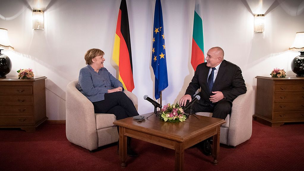 Bundeskanzlerin Angela Merkel im Gespräch mit Bojko Borissow, Bulgariens Ministerpräsident.
