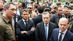 Bundeskanzler Olaf Scholz, Emmanuel Macron, Frankreichs Präsident, und Mario Draghi, Italiens Ministerpräsident, in Irpin.