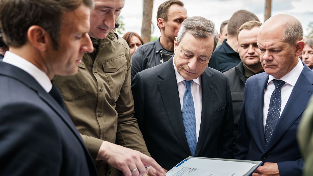 Bundeskanzler Olaf Scholz mit Italiens Ministerpräsident Draghi und Frankreichs Präsident Macron in Irpin.