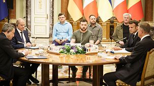 Bundeskanzler Olaf Scholz mit weiteren Regierungschefs im Gespräch mit Wolodymyr Selensky, ukrainischer Präsident.
