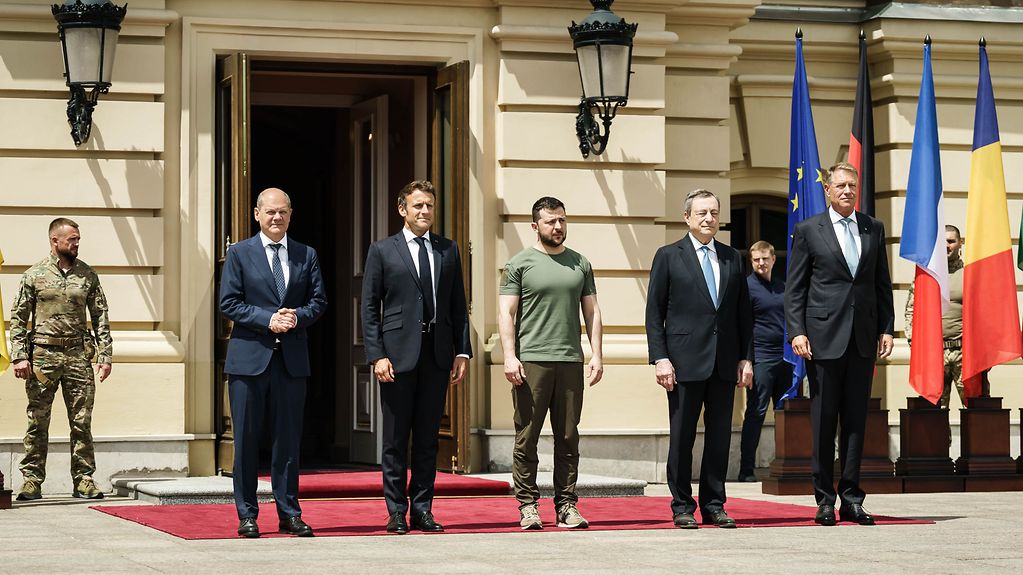 Bundeskanzler Olaf Scholz, Emmanuel Macron, Frankreichs Präsident, Wolodymyr Selensky, ukrainischer Präsident, Mario Draghi, Italiens Ministerpräsident, Klaus Johannis, Rumäniens Präsident.