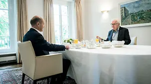 Bundeskanzler Olaf Scholz im Gespräch mit Bundespräsident Frank-Walter Steinmeier.
