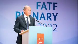 Bundeskanzler Olaf Scholz hält eine Rede.