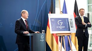 Bundeskanzler Olaf Scholz und Christian Lindner, Bundesminister der Finanzen, bei der Vorstellung der Sonderberiefmarke G7-Präsidentschaft.