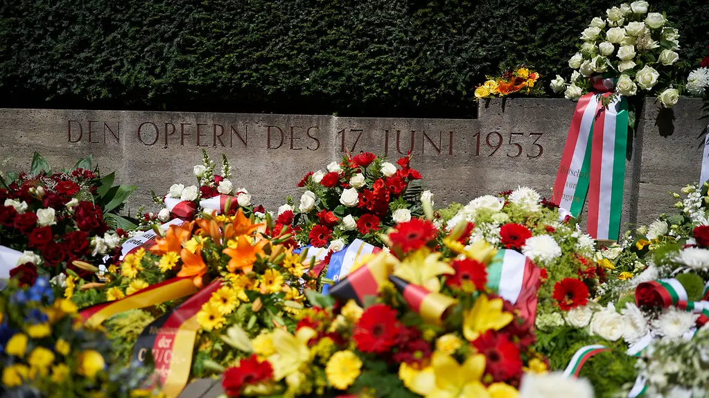 Blumenkränze vor der Inschrift "Den Opfern des 17. Juni 1953".