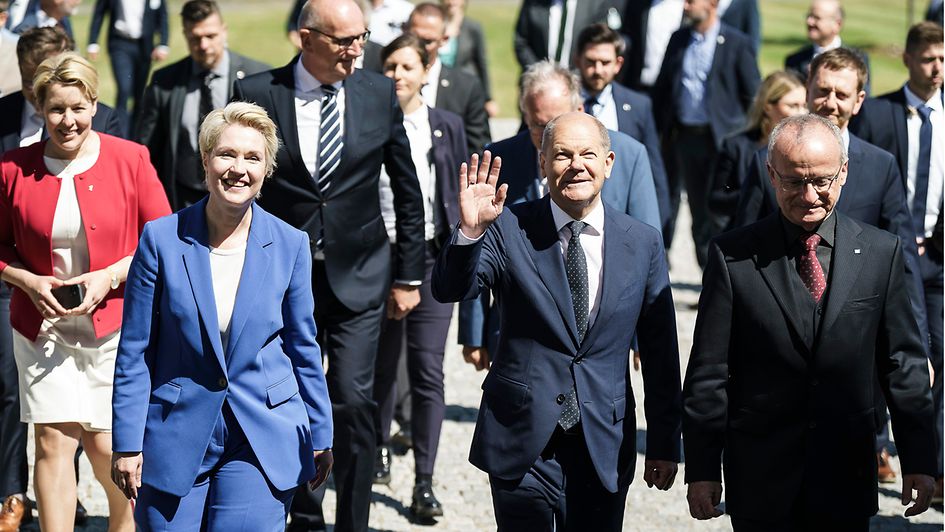 Federal Chancellor Olaf Scholz at the State Premiers’ Conference for the eastern federal states. He is standing next to Manuela Schwesig, State Premier of Mecklenburg-Western Pomerania.