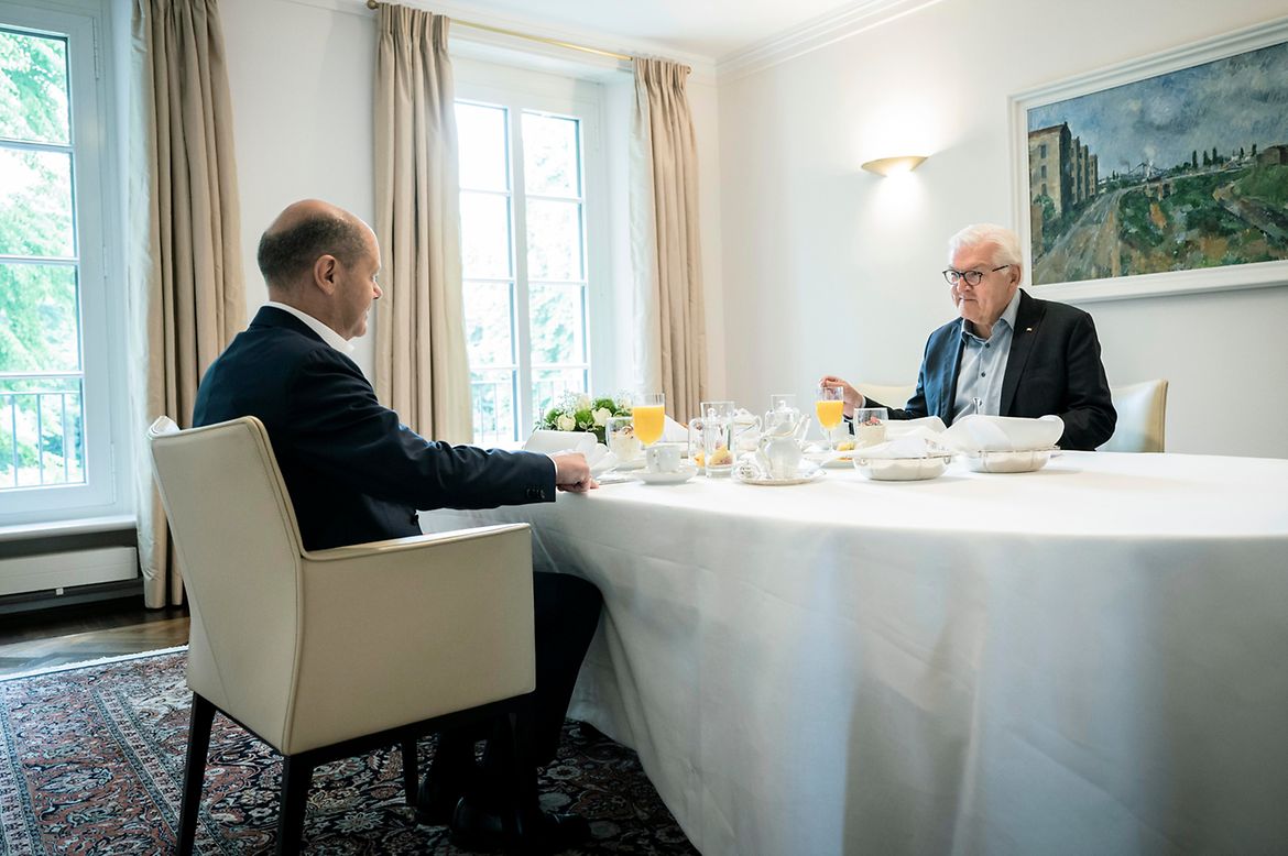 Federal Chancellor Olaf Scholz talking to Federal President Frank-Walter Steinmeier.