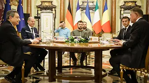 Federal Chancellor Scholz in conversation with Volodymyr Zelensky, President of Ukraine.