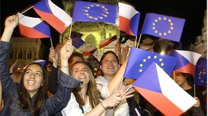 Junge Menschen feiern 2004 mit tschechischen Fahnen die Aufnahme in die EU.