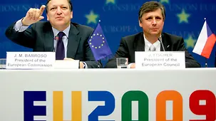 EU-Kommissionspräsident Jose Manuel Barroso (l.) and Tschechiens Premierminister und EU-Ratsvorsitzender Jan Fischer auf dem Podium während der gemeinsamen Abschluß-Pressekonferenz beim Europäischen Rat in Brüssel, 2009.