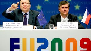 EU-Kommissionspräsident Jose Manuel Barroso (l.) and Tschechiens Premierminister und EU-Ratsvorsitzender Jan Fischer auf dem Podium während der gemeinsamen Abschluß-Pressekonferenz beim Europäischen Rat in Brüssel, 2009.