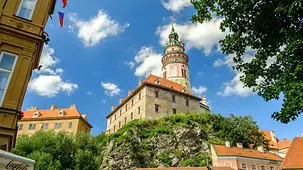Blick auf den Schlossturm von Český Krumlov (Krumau), Südböhmen, Tschechische Republik,