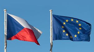 Die Flaggen von Tschechien und der Europäischen Union wehen nebeneinander im Wind.