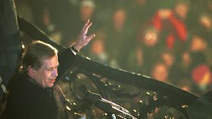 Tschechiens Präsident Vaclav Havel winkt während der Zeremonie der Unabhängigkeit Tschechiens 1993 vom Balkon der Prager Burg einer Menschenmenge zu.