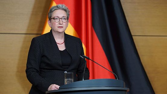 Bundesministerin Klara Geywitz bei ihrer Rede bei der Veranstaltung im Dokumentationszentrum Flucht, Vertreibung, Versöhnung am 20. Juni 2022.