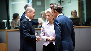 Federal Chancellor Olaf Scholz talking to Ursula von der Leyen, President of the European Commission, and Emmanuel Macron, President of France.