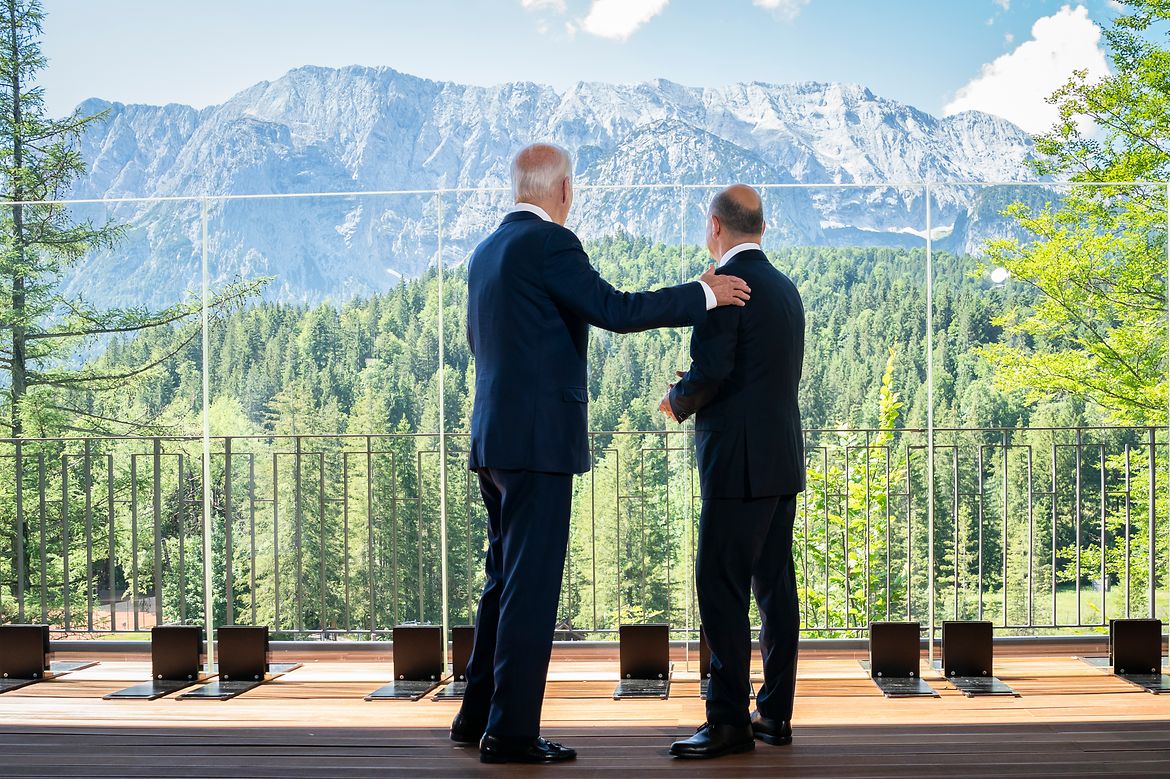 Vor der traumhaften Kulisse des Wettersteingebirges begrüßt Bundeskanzler Olaf Scholz Bilaterales Gespräch zwischen Bundeskanzler Olaf Scholz den amerikanischen Präsidenten Joe Biden.