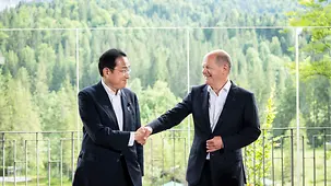 Bundeskanzler Olaf Scholz spricht mit Japans Ministerpräsident Fumio Kishida.