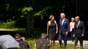 After welcoming US President Joe Biden, Federal Chancellor Olaf Scholz and his wife Britta Ernst accompany him to the first G7 working session at Schloss Elmau. 