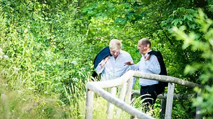 Federal Chancellor Olaf Scholz and UK Prime Minister Boris Johnson during their walk together.