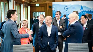 Justin Trudeau (Kanada), Ursula von der Leyen (EU-Kommission), Bundeskanzler Olaf Scholz, Boris Johnson (Großbritannien) und Fumio Kishida (Japan) im Gespräch vor Beginn der vierten Arbeitssitzung.