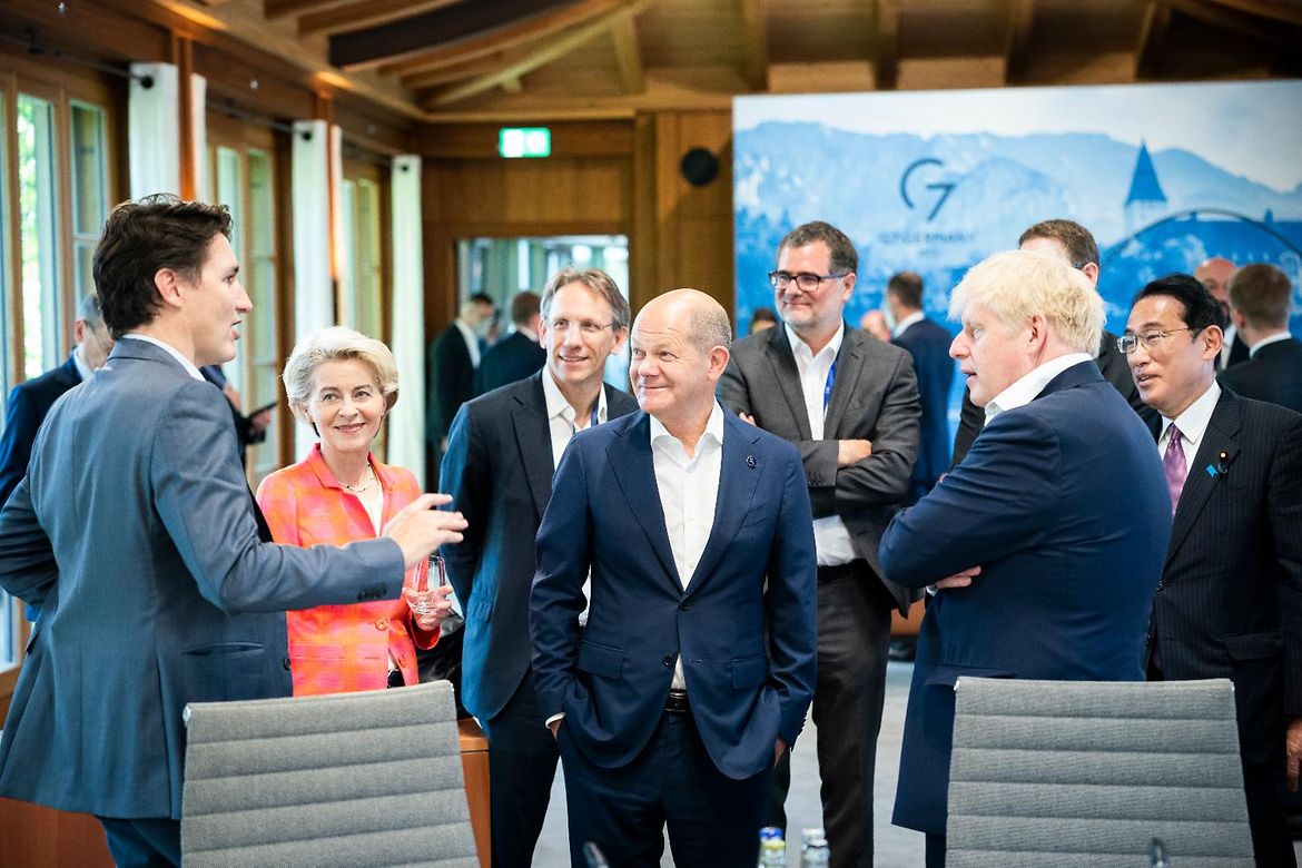 Justin Trudeau (Kanada), Ursula von der Leyen (EU-Kommission), Bundeskanzler Olaf Scholz, Boris Johnson (Großbritannien) und Fumio Kishida (Japan) im Gespräch vor Beginn der vierten Arbeitssitzung.