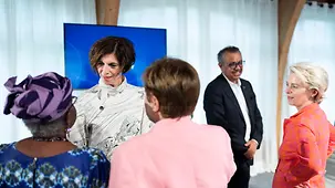 Jutta Allmendinger vom G7 Gender Equality Advisory Council (GEAC) im Gespräch mit WTO-Generalsekretärin Ngozi Okonjo-Iweala und IWF-Direktorin Kristalina Georgiewa. 