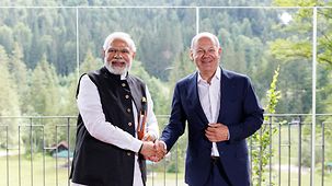 Chancellor Scholz shaking hands with Prime Minister Modi.