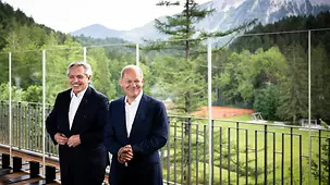 President Fernández of Argentina and Federal Chancellor Olaf Scholz against a forest backdrop.