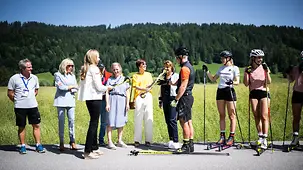 Amélie Derbaudrenghien und Carrie Johnson halten Rollskie in den Händen.