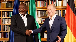Bundeskanzler Olaf Scholz schüttelt dem südafrikanischen Präsidenten Cyril Ramaphosa die Hände.
