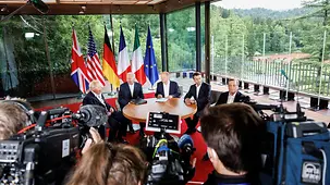 Blick über die Medienvertreter und Fernsehkameras auf die Gesprächsteilnehmer.
