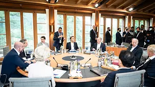 Blick in die Runde der G7-Staats-und-Regierungschefs in der Siebten Arbeitssitzung.