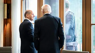 Olaf Scholz spricht mit Joe Biden