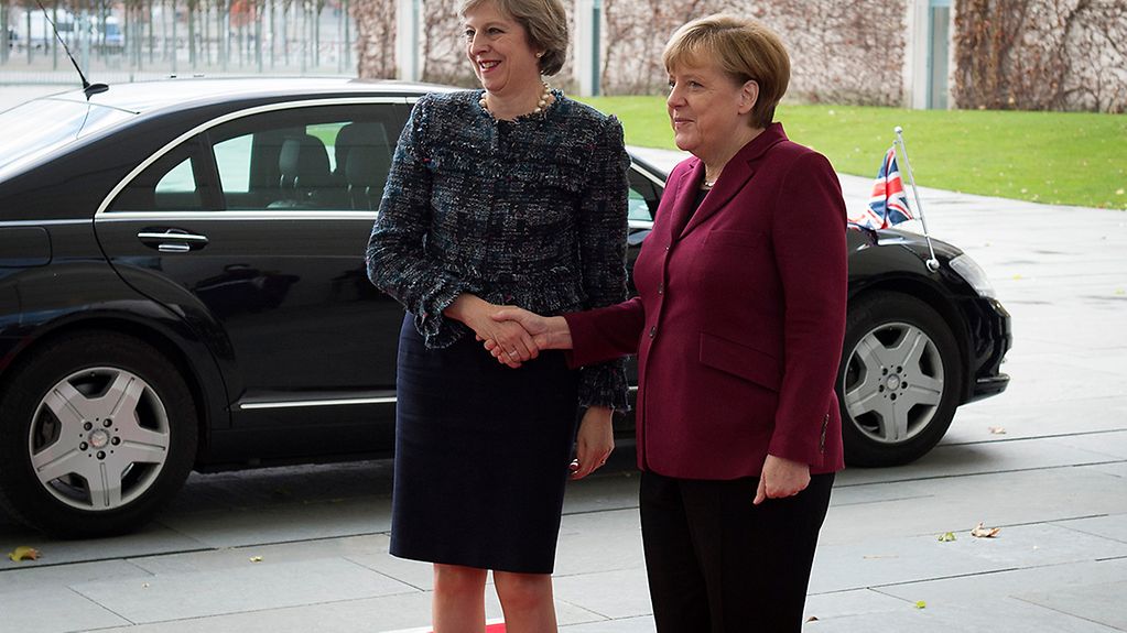 Chancellor Angela Merkel greets the British Prime Minister Theresa May at the Federal Chancellery.