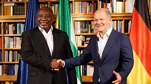 Federal Chancellor Olaf Scholz shaking hands with President Cyril Ramaphosa of South Africa.