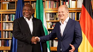 Le chancelier fédéral Olaf Scholz serre la main du président sud-africain Cyril Ramaphosa.